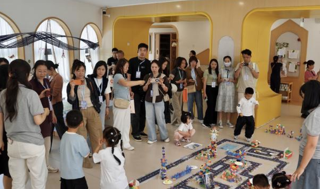 介绍到有了编程机器人的参加孩子们的交流评论愈加频繁了